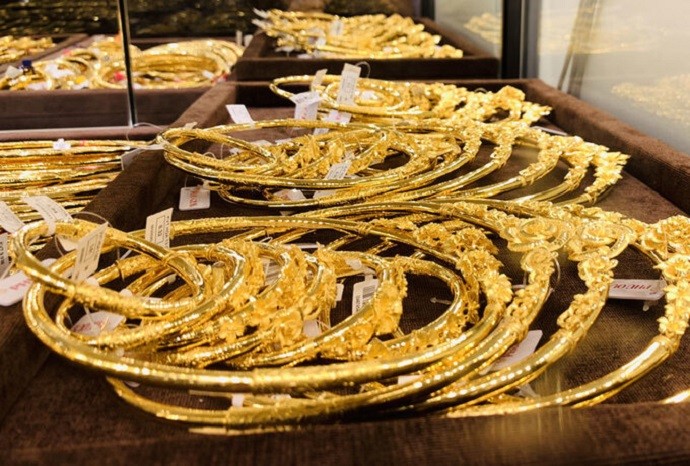gia-vang-hom-nay-17-3-o-at-ban-thao-lay-tien-vang-roi-tu-do-1-0800-1665369168.jpg