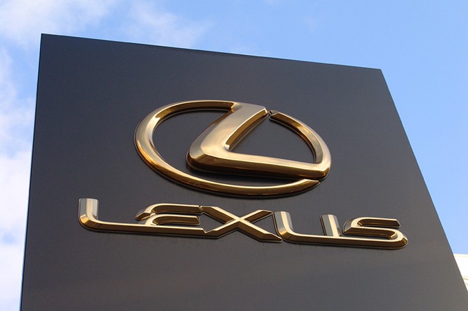 Lexus NX 2022 sẽ thay thế logo phía sau bằng chữ Lexus