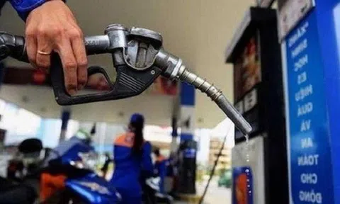 Giá xăng lập kỷ lục mới, vượt 31.500 đồng/lít