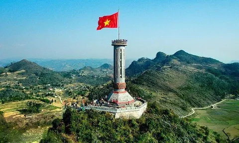 Thiêng liêng Cột cờ Lũng Cú nơi địa đầu Tổ quốc