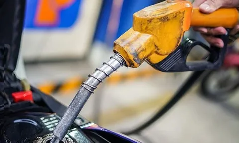 Giá xăng hôm nay có thể giảm 1.000 đồng/lít?