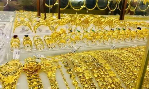 Giá vàng thế giới lao dốc, trong nước giảm nhẹ