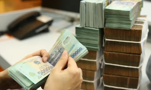 Lãi suất cao, người dân đua nhau gửi tiết kiệm