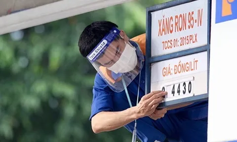 Giá xăng tăng lần thứ 2 trong năm, vượt 22.000 đồng/lít