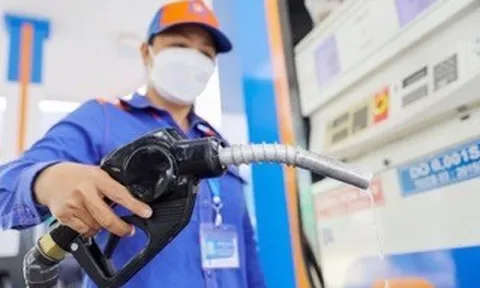 Giữ nguyên giá xăng, giảm giá dầu
