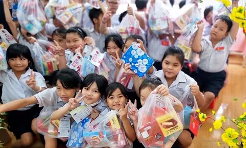 Trao tặng quà Tết cho trẻ em đang học tập tại “Chương trình bạn trẻ em đường phố”