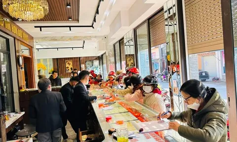 Hà Tĩnh: Ngày vía Thần tài, người dân chen nhau mua vàng