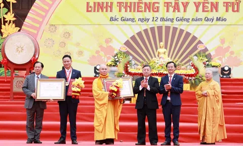 Bắc Giang: Xác lập kỷ lục "Lễ rước bộ Mộc bản Cư trần lạc đạo phú" quy mô lớn nhất Việt Nam