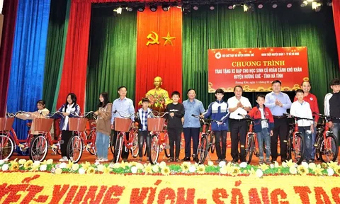 Hà Tĩnh: 200 học sinh nghèo ở Hương Khê được tặng xe đạp
