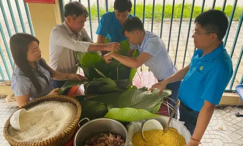 Hà Tĩnh: Phường Đậu Liêu (thị xã Hồng Lĩnh) gói cặp bánh chưng nặng 50 kg dâng tế Quốc Tổ Hùng Vương