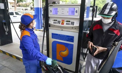 Giá xăng, dầu giảm đến 1.300 đồng/lít