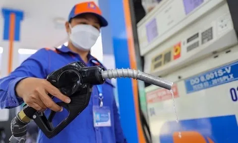 Giá xăng có thể giảm mạnh vào ngày mai