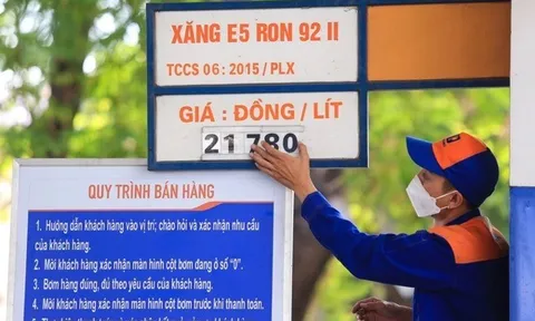 Giá xăng, dầu tiếp tục giảm đến 1.300 đồng/lít