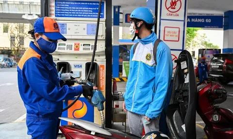 Giá xăng tăng nhẹ, dầu thêm hơn 1.800 đồng/lít