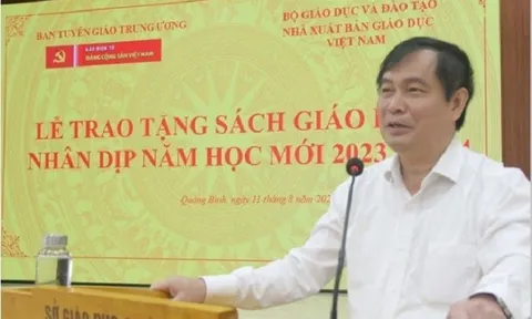 Lãnh đạo Ban Tuyên giáo Trung ương thăm, tặng sách giáo khoa cho học sinh có hoàn cảnh khó khăn tại Quảng Bình