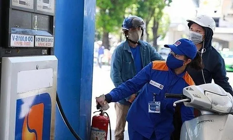 Giá xăng tăng vượt mốc 24.000 đồng/lít