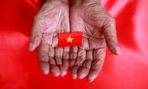 Tự hào nghề may cờ Tổ quốc thiêng liêng
