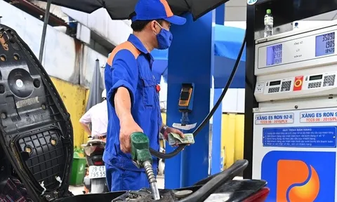 Giá xăng giữ nguyên, dầu tăng nhẹ