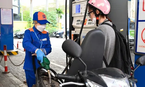 Giá xăng giảm gần 1.800 đồng/lít